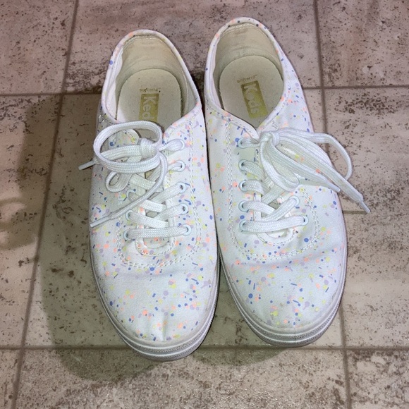White paint splatter Keds. In good shape. Tread is a bit stained. - Picture 2 of 7